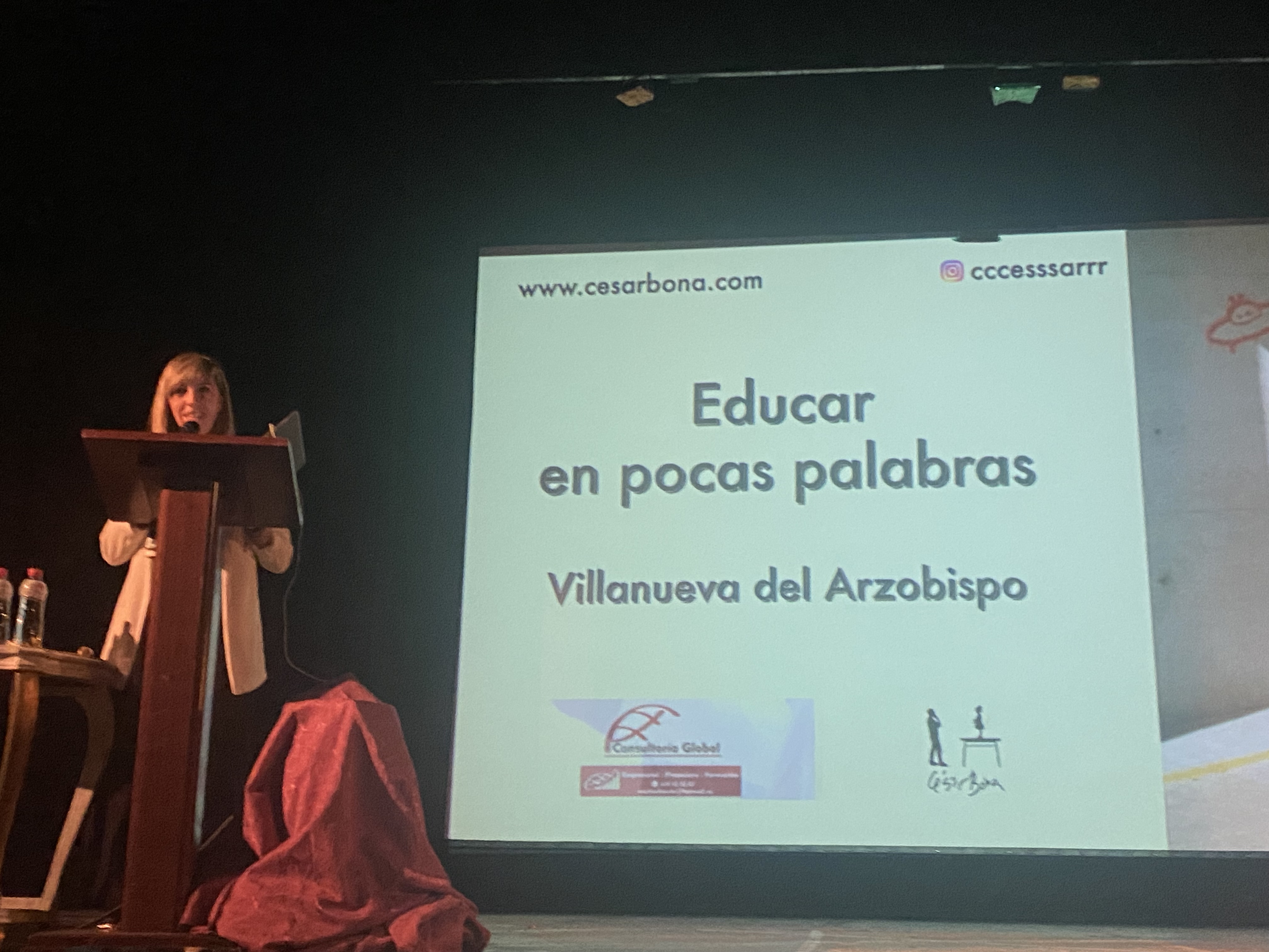 Presentación de Lourdes Jiménez durante la conferencia de César Bona