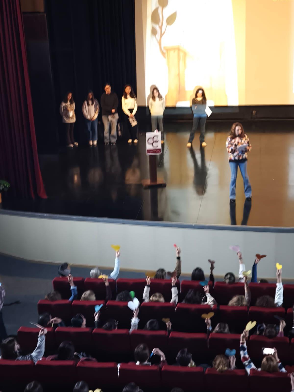 Presentación y acto sobre el escenario durante la conferencia de Mar Romera