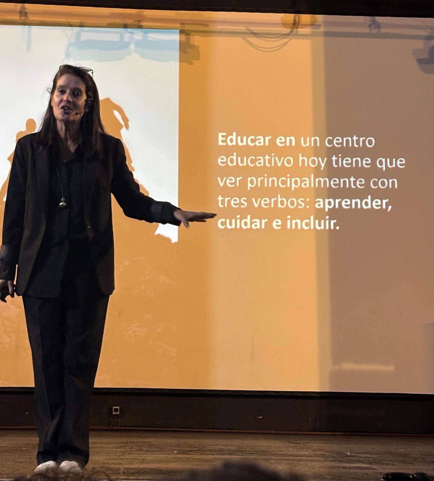 Mar Romera durante su conferencia en el escenario