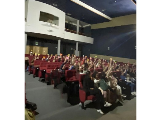 Vista del público del Teatro-Cine Regio durante la conferencia de Mar Romera