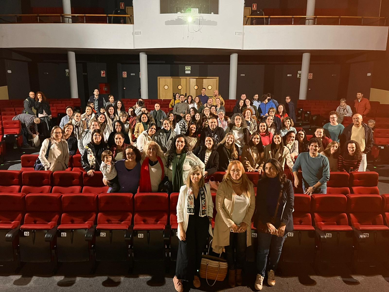 Público y participantes en la conferencia de César Bona en el Teatro-Cine Regio