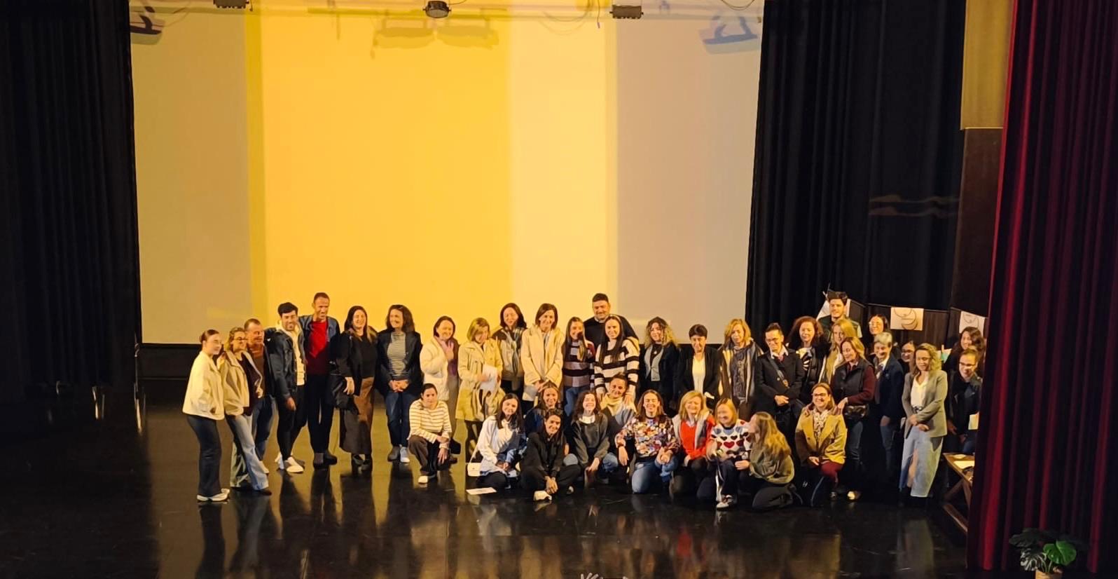 Participantes reunidos durante la conferencia de Mar Romera en el Teatro-Cine Regio